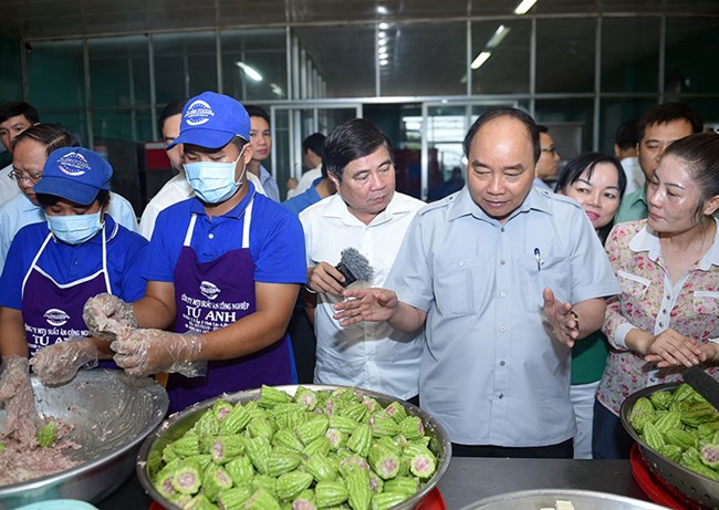 Thủ tướng Nguyễn Xuân Phúc và Đoàn công tác kiểm tra an toàn vệ sinh thực phẩm tại một cơ sở chế biến suất ăn công nghiệp và một số quán ăn đường phố tại thành phố Hồ Chí Minh (Thời sự trưa 08/10/2016)